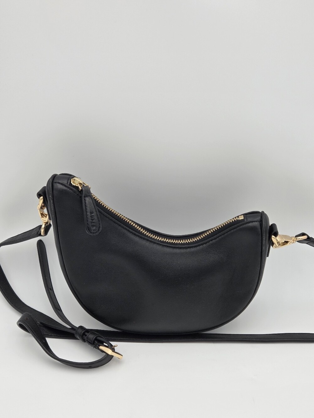 Aupen Joy Leather Shoulder Bag In Black